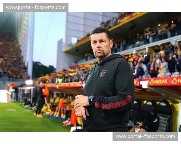 朗斯三中卫结构稳固 成为本赛季法甲防守数据最佳球队之一 朗斯三中卫结构稳固 成为本赛季法甲防守数据最佳球队之一